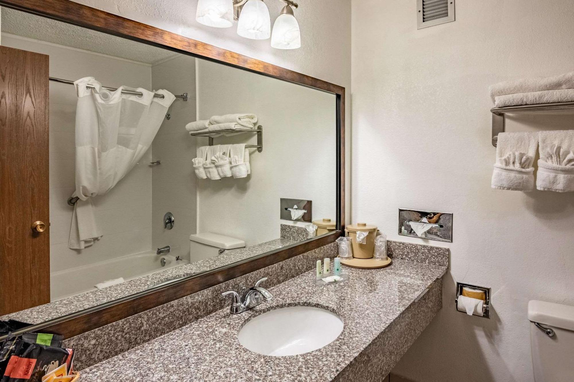 Quality Inn Trinidad Bagian luar foto