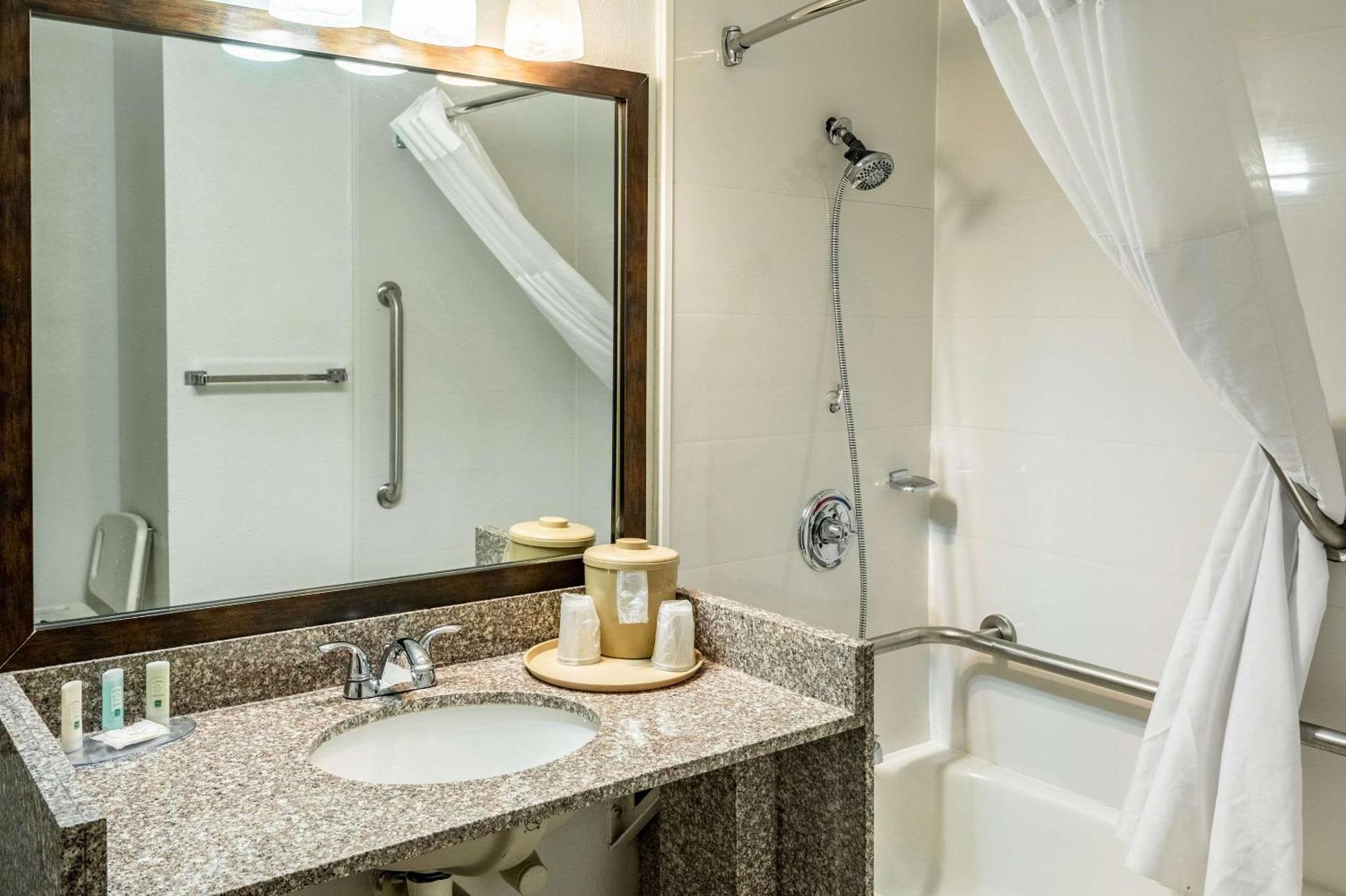 Quality Inn Trinidad Bagian luar foto